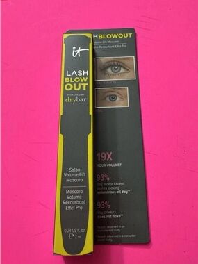 it cosmetics Lash Blowout Mascara in Black with Pink Backdrop